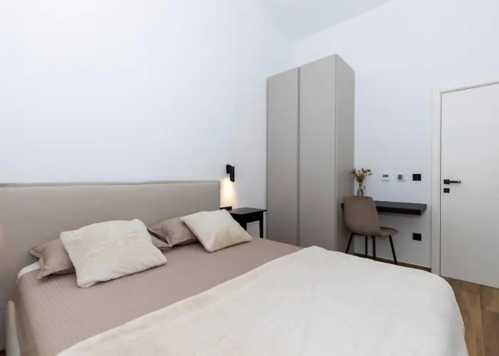 Flores Βίλα Tinjan