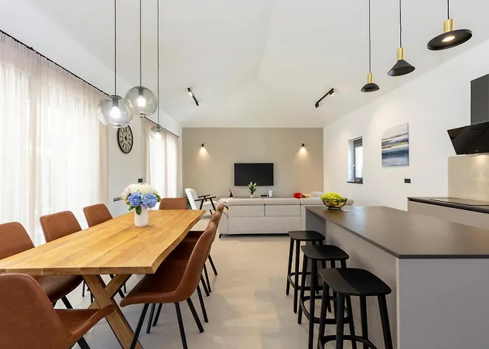 Flores Βίλα Tinjan